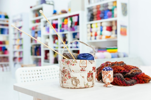 różne zestawy hafciarskie